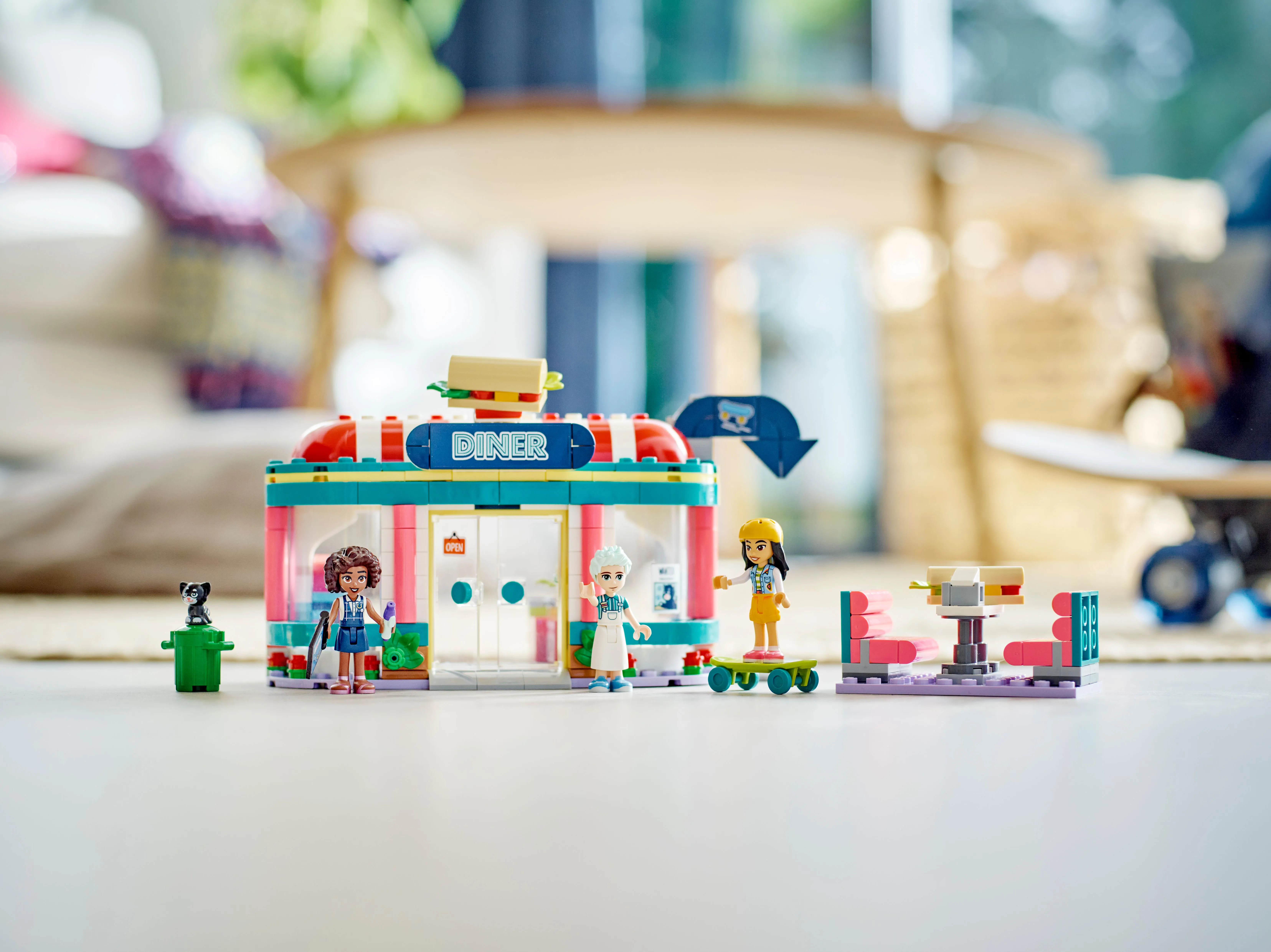 Picture of LEGO Friends 41728 Heartlake Downtown Diner