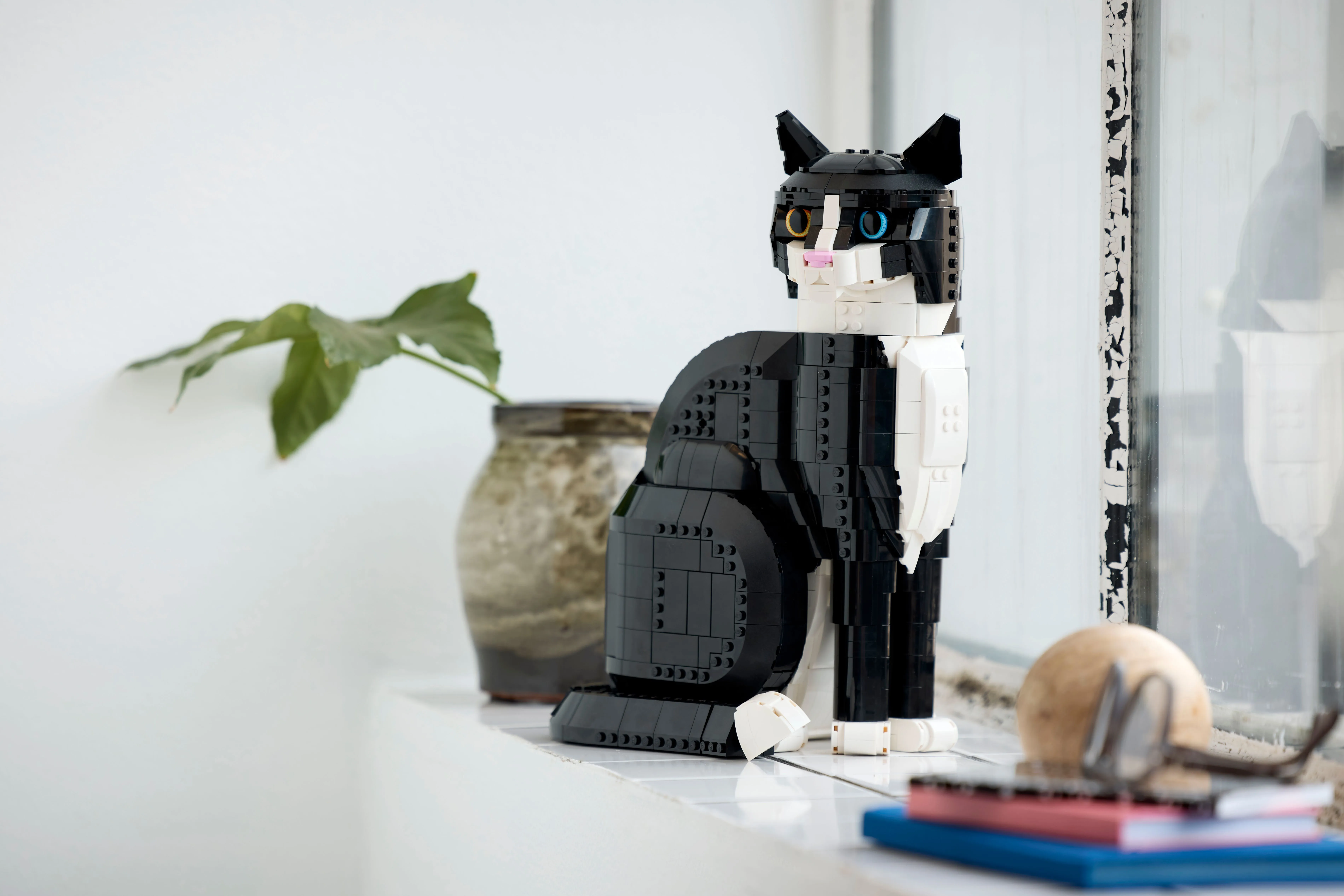 Picture of LEGO IDEAS 21349 Tuxedo Cat